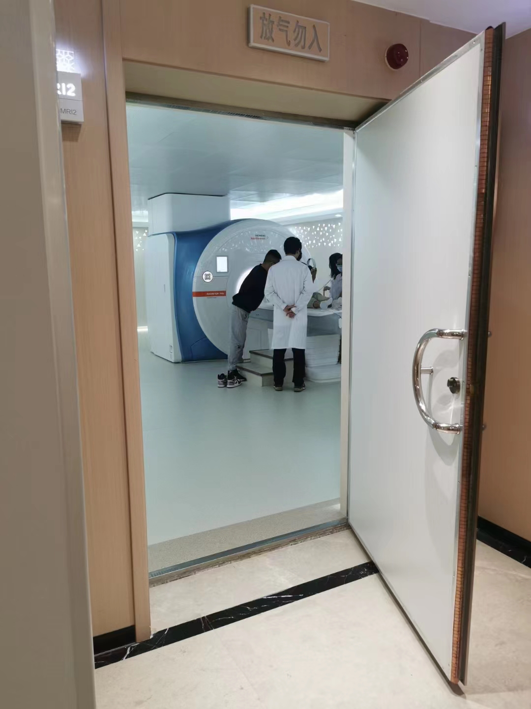 核磁屏蔽门